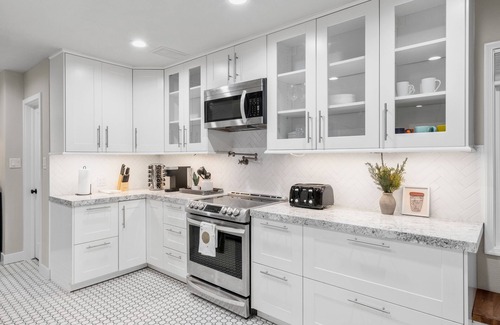 Fresno Casa | Pet Friendly, Mid-Century Modern Home with Central AC and whole home fan