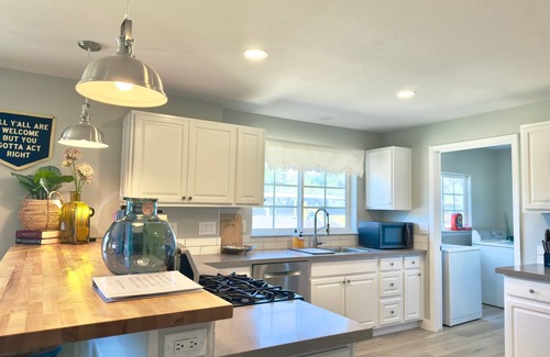 Los Alamos Casa | Pet Friendly Modern Farmhouse -Walk to Restaurants
