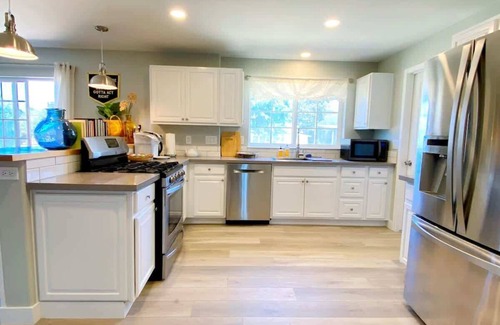 Los Alamos Casa | Pet Friendly Modern Farmhouse -Walk to Restaurants
