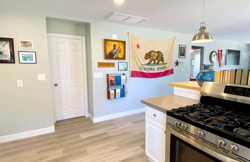 Los Alamos Casa | Pet Friendly Modern Farmhouse -Walk to Restaurants