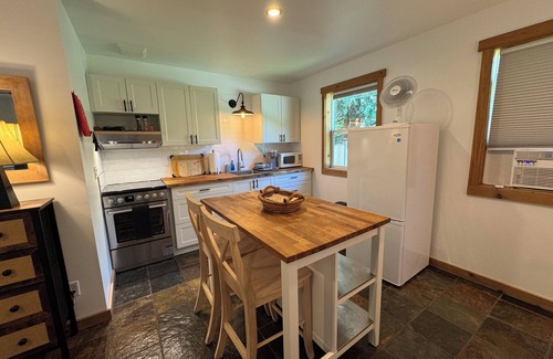 Proctor Cabaña | Se admiten mascotas con vistas a la montaña Kootenay Cottage para Two-250-551-1003