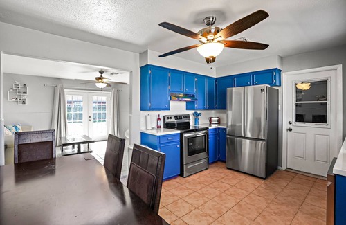 South Side Casa | Pet Friendly | Newly Remodeled 3BR/1.5BA house | @Downtown & 9 mins to beach