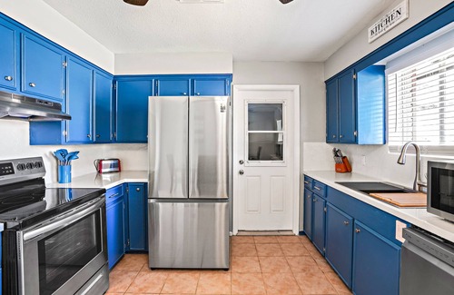 South Side Casa | Pet Friendly | Newly Remodeled 3BR/1.5BA house | @Downtown & 9 mins to beach