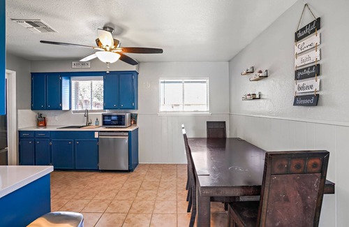 South Side Casa | Pet Friendly | Newly Remodeled 3BR/1.5BA house | @Downtown & 9 mins to beach
