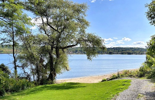 Penetanguishene Casa | Pet-Friendly Nostigic Cabin with access to private lakefront