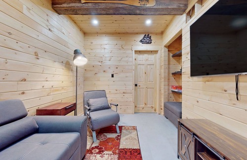 Penetanguishene Casa | Pet-Friendly Nostigic Cabin with access to private lakefront