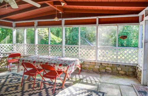 Norfolk - Virginia Beach Casa | Pet-Friendly Norfolk Retreat about 7 Mi to Beach!