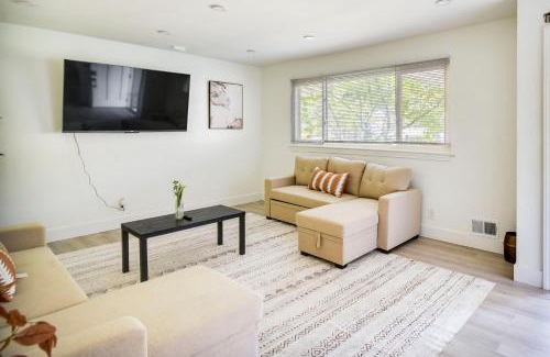 Norfolk - Virginia Beach Casa | Pet-Friendly Norfolk Retreat about 7 Mi to Beach!