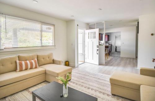 Norfolk - Virginia Beach Casa | Pet-Friendly Norfolk Retreat about 7 Mi to Beach!