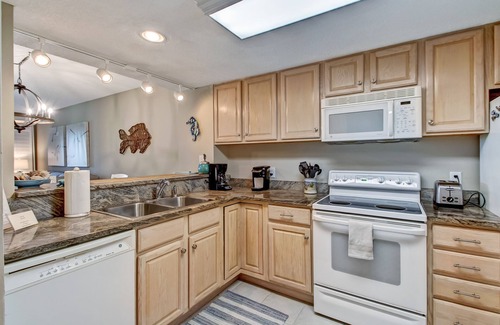 Fernandina Beach Condominio | Impresionantes vistas desde esta escapada frente al mar con vistas al mar- 1 cama de matrimonio grande, 2 gemelos