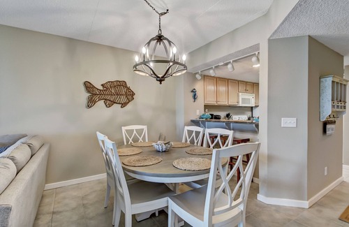 Fernandina Beach Condominio | Impresionantes vistas desde esta escapada frente al mar con vistas al mar- 1 cama de matrimonio grande, 2 gemelos