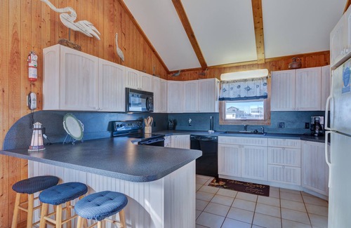 Ocean Isle Estates Casa | Pet Friendly Oceanfront Beach Box in Avon!