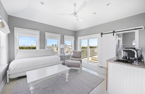 White's Gulfview Casa | Pet Friendly ~ Outdoor Lounging Area ~ Short Walk to Beach