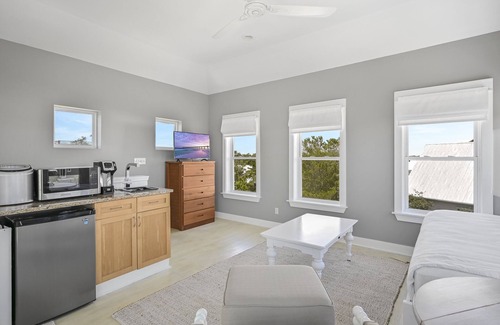 White's Gulfview Casa | Pet Friendly ~ Outdoor Lounging Area ~ Short Walk to Beach