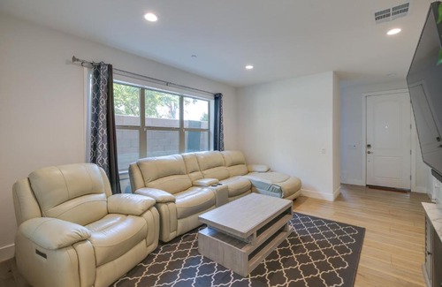 Paramount Casa | Pet-Friendly Paramount Home, 16 Mi to Los Angeles!