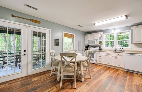 Henry Cabina | Pet-Friendly Philpott Lake Cabin: Hiking & Boating