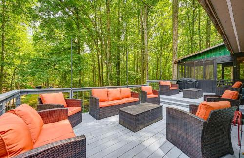 Henry Casa | Pet-Friendly Philpott Lake Cabin Hiking and Boating