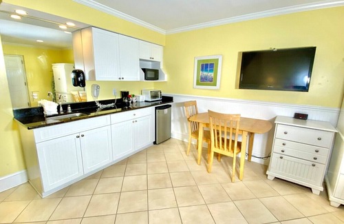 Atlantic Beach Hotel | Pet-friendly, Pool - 3 Blocks to Beach! Unit 110