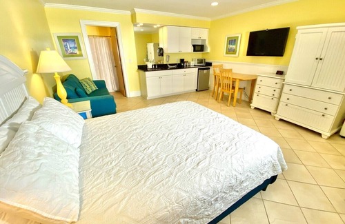 Atlantic Beach Hotel | Pet-friendly, Pool - 3 Blocks to Beach! Unit 110