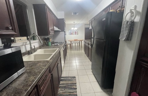 South Side Casa | Se admiten mascotas, 4 habitaciones con patio privado