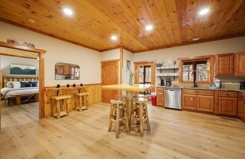 Cosby Cabina | Pet friendly! Private heated pool! Theatre!