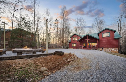 Cosby Cabina | Pet friendly! Private heated pool! Theatre!