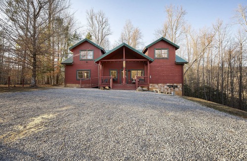 Cosby Cabina | Pet friendly! Private heated pool! Theatre!