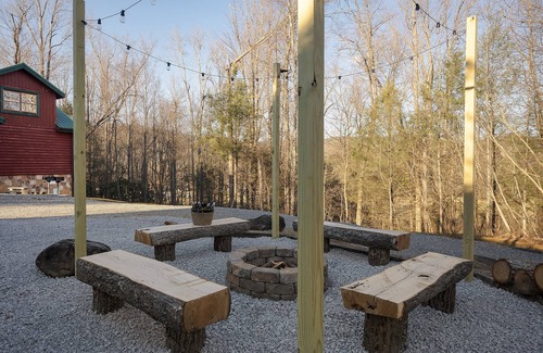 Cosby Cabina | Pet friendly! Private heated pool! Theatre!