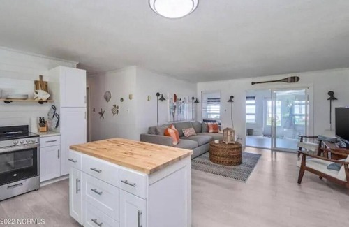 Hertford Cabaña | Pet Friendly, Private Waterfront Cottage
