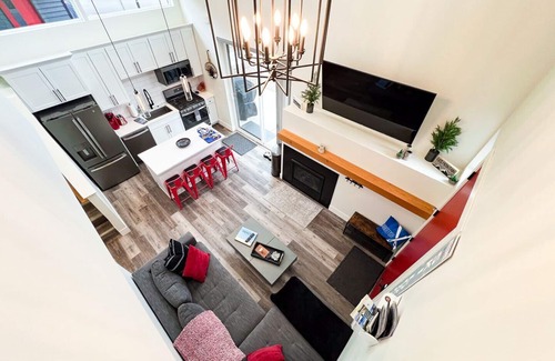 Whitefish Casa | Pet Friendly, Red Poppy at the Quarry, Amazing 2 Bed/2 Bath, Hot Tub, Sleeps 7!