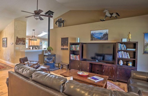 Redmond Casa | Pet-Friendly Redmond Home with Hot Tub, Porch, Grill