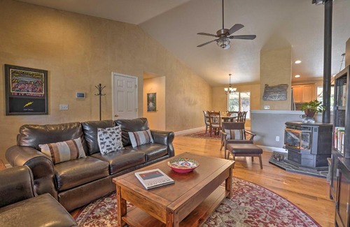 Redmond Casa | Pet-Friendly Redmond Home with Hot Tub, Porch, Grill