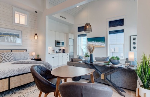 Port Aransas Cabina | Pet Friendly, Resort Pools, Golf Cart Boardwalk to Beach