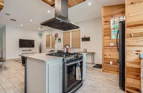 Barton Hills Casa | Pet Friendly Retreat with Lap Pool / Spa in the '04! Near SXSW Top Spots!