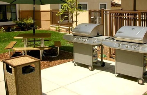 Thousand Oaks Casa | Pet-Friendly Rooms in Thousand Oaks! Five Units, Pool