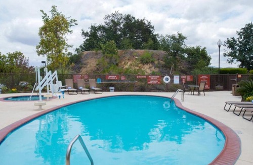 Thousand Oaks Casa | Pet-Friendly Rooms in Thousand Oaks! Five Units, Pool