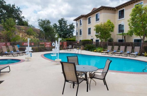 Thousand Oaks Casa | Pet-Friendly Rooms in Thousand Oaks! Five Units, Pool