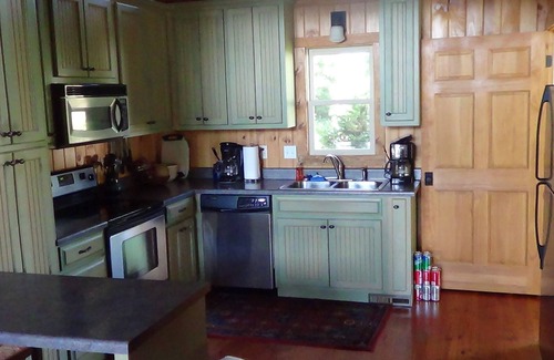 Townville Casa | Hermosa casa rústica frente al lago, 4 kayaks, flotadores, alquiler de pontones, Wi-Fi gratis