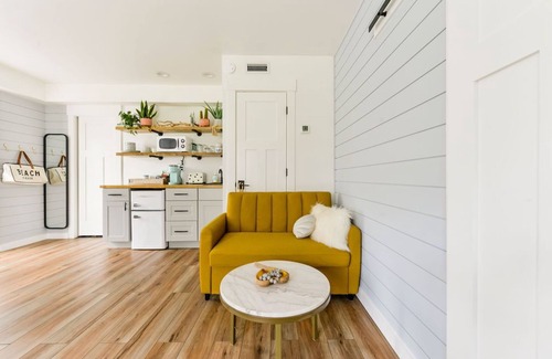 Kill Devil Hills Apartamento | Pet friendly studio apartment. Minimal shedding dogs only.1 dog max.$25 pet fee