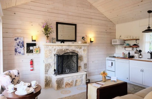 Canyon Lake Cabaña | Cabaña con Encanto Shabby Chic de 1 habitación con cocina