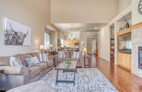 Redmond Casa | Pet-Friendly Smart Modern Townhome - Eagle Crest Resort Passes! Pools, Spa, Golf