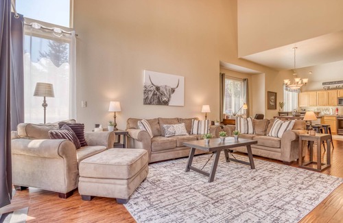 Redmond Casa | Pet-Friendly Smart Modern Townhome - Eagle Crest Resort Passes! Pools, Spa, Golf