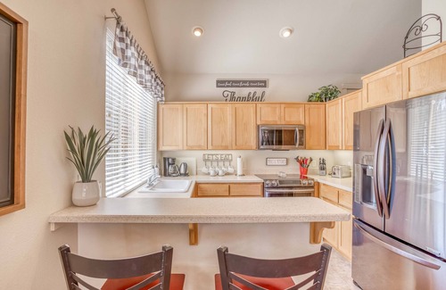 Redmond Casa | Pet-Friendly Smart Modern Townhome - Eagle Crest Resort Passes! Pools, Spa, Golf