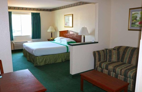 Kelso Casa | Pet-Friendly Stay at GuestHouse Kelso Longview! Free Parking!
