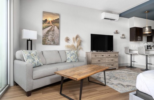 Westwood Place Apartamento | Pet Friendly Studio King Suite | 100