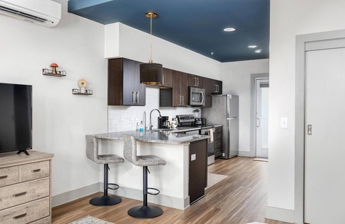 Westwood Place Apartamento | Pet Friendly Studio King Suite | 100