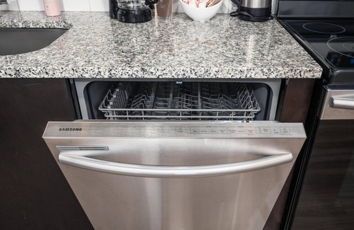 Westwood Place Apartamento | Pet Friendly Studio King Suite | 100