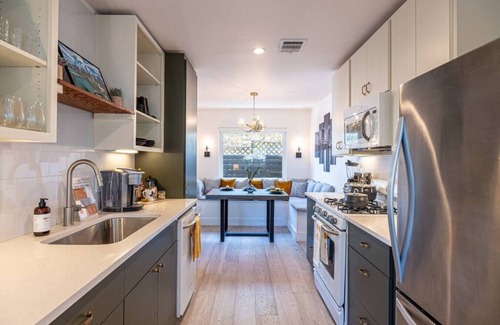 Travis Heights Casa | Pet Friendly Stylish & Central Bungalow, Walkable!