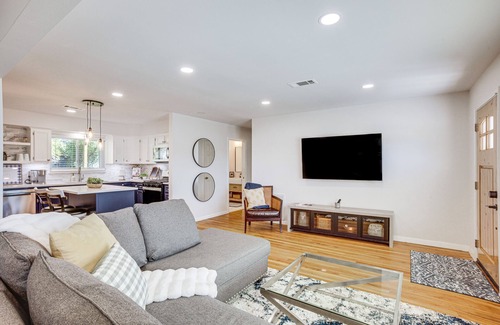 Tomball Cabaña | Pet-Friendly Tomball Cottage: Steps to Downtown!