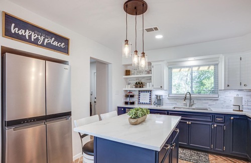 Tomball Cabaña | Pet-Friendly Tomball Cottage: Steps to Downtown!